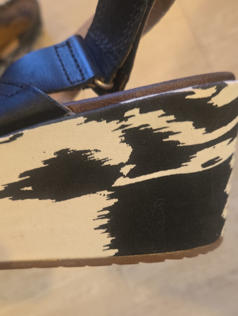 Clarks Collection Soft Cushion Black/White Wedge Strappy Sandals - Picture 2 of 11